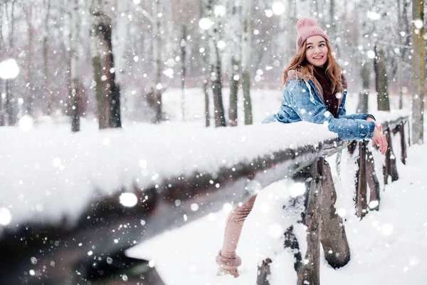 下雪时公园里一个小女孩的画像 — 图库照片