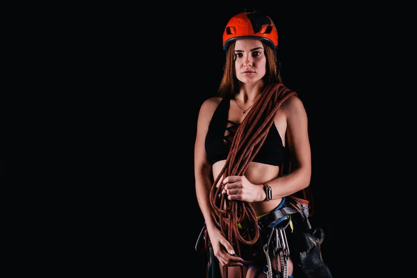 Una chica en equipo de escalada posa sobre un fondo negro — Foto de Stock