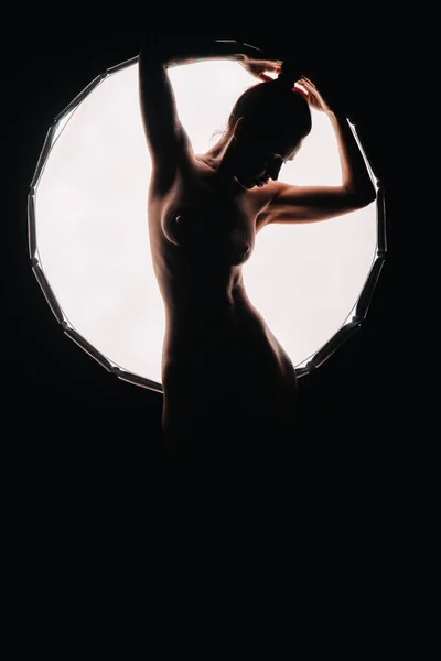 The silhouette of a young, slender, in the light of softbox. — Foto Stock