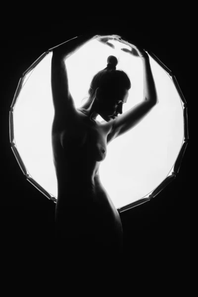 The silhouette of a young, slender, in the light of softbox. — Stockfoto