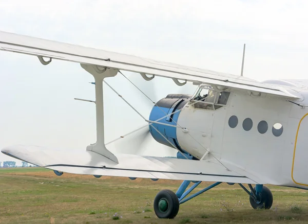 A fragment of an airplane AN2 with the engine running and the ro — Stock Photo, Image