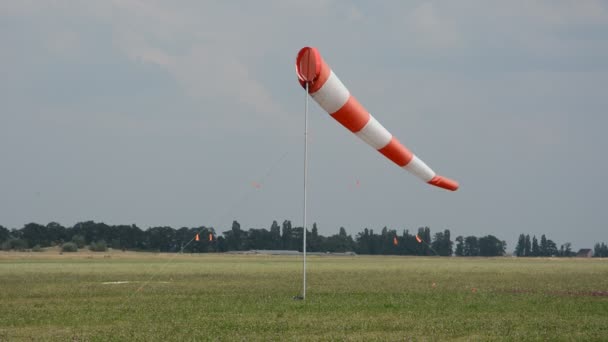 Windsock contra céu nublado . — Vídeo de Stock