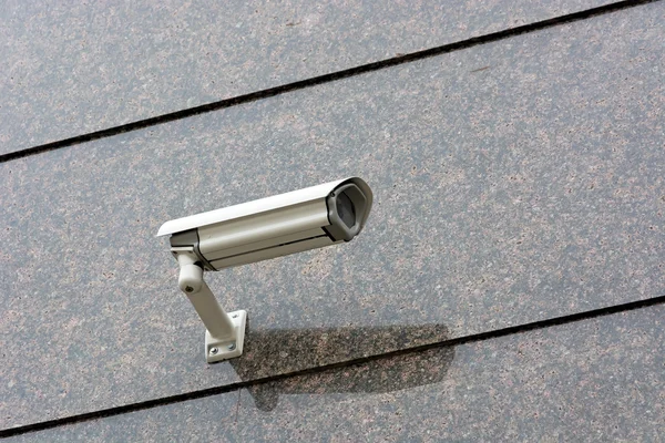 Biztonsági kamera a falon. — Stock Fotó