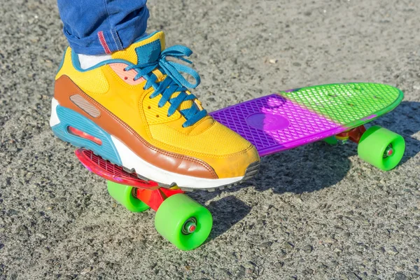Leg skateboarder on a colorful skateboard. — Stock Photo, Image