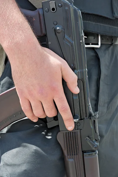 Ukrainian soldier with Kalashnikov rifle. — Stock Photo, Image