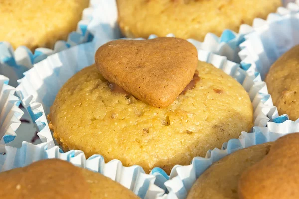 Mini-Cupcake mit Dekoration in Herzform. — Stockfoto