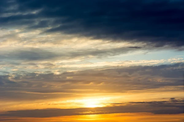 Pôr do sol nascer com nuvens . — Fotografia de Stock