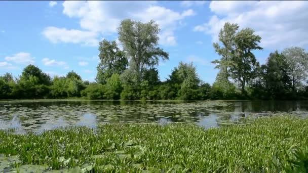 Panorama section de la rivière contre le ciel .