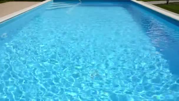 Nahaufnahme vom Schwimmbad. — Stockvideo