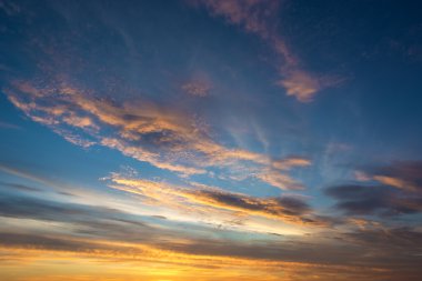 Dramatik bulutlarla güzel gün batımı.