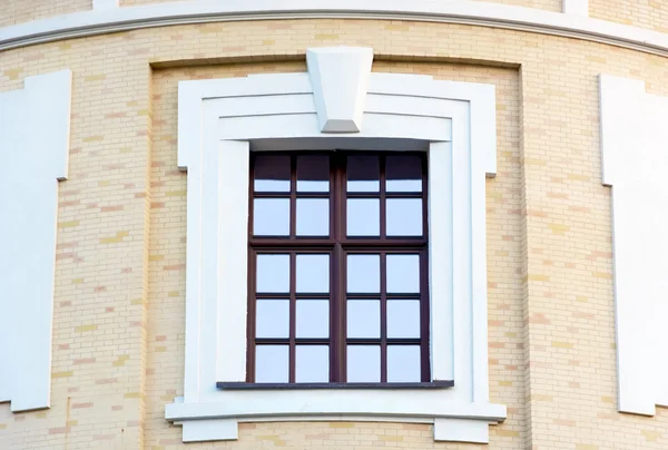 Schönes Fenster an der Ziegelwand. — Stockfoto