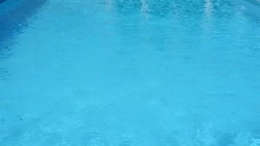 havuzda su yüzeyine.