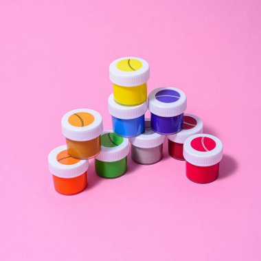 İzole edilmiş bir arka planda konserve kutuları, eğitim, dikiş, çizim