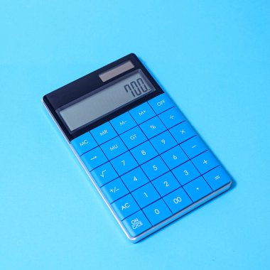 Ofis hesap makinesi izole edilmiş geçmiş, iş, finans, ödemeler ve hesaplamalar. İş ve finans sembolü