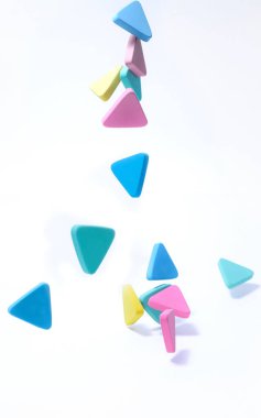 Silgi güzel bir şekilde beyaz arka plana düşer. Sanatçılar ve öğrenciler için ürünler, çizim için eşyalar. Silinebilen lastik bantların yaratıcı fotoğrafı