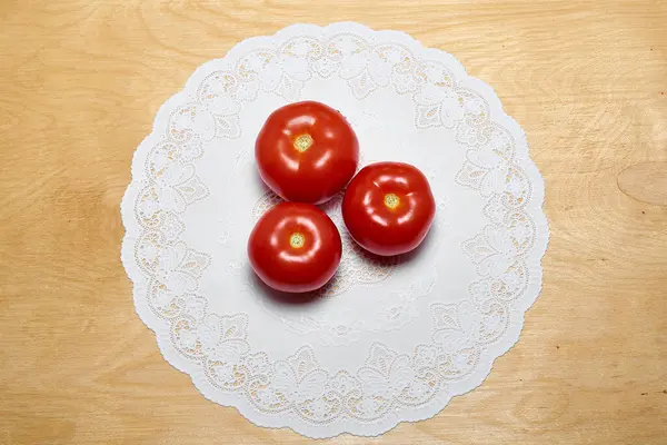 Ahşap arka planda taze domatesler ve peçeteler, sağlıklı yiyecekler, yemek malzemeleri, masa için sebzeler.