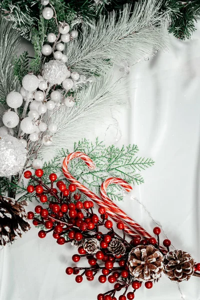 Yeni yıl kartı. Noel süsü. Noel kutlamaları için arka plan. Noel ağacı ve bayram için süslemeler. Yatay yerleşim üst görünümü. Noel arkaplan dekorasyonu. Metin, ladin, Noel ağacı oyuncakları için beyaz arka plan.