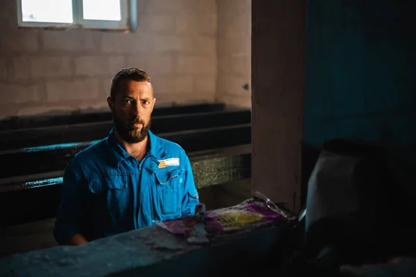 Yakın plan bir evin şantiyesinde çalışan bir müteahhit. İnşaat alanında çalışmak için tulum. Bitmemiş kır evi
