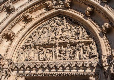 Prag, Çek Cumhuriyeti, 22 Mart 2019: Prag, Çek Cumhuriyeti, Vysehrad, Aziz Peter ve Paul Bazilikası, kilisenin girişinin üst katında