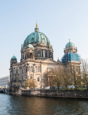 Berlin, Almanya, 7 Nisan 2019: Spree Nehri üzerindeki Berlin Katedrali