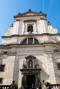 Prag, Çek Cumhuriyeti, 22 Mart 2019: Zafer Leydimizin Kilisesi Cephesi, Prag, Çek Cumhuriyeti