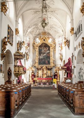 Prag, Çek Cumhuriyeti, 22 Mart 2019: Zincir, Prag, Çek Cumhuriyeti altında Bakire Meryem Kilisesi 'nin sunağı ve merkez haznesi