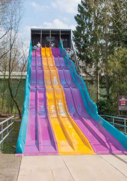 Hodenhagen Alemanha Março 2019 Crianças Descendo Colina Parque Diversões — Fotografia de Stock