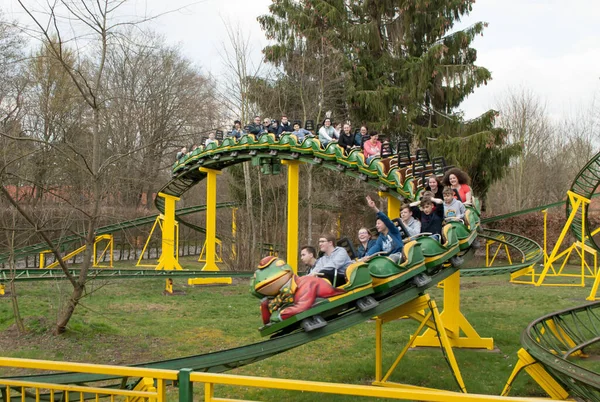 Hodenhagen Duitsland Maart 2019 Tieners Jongeren Een Achtbaan Een Park — Stockfoto