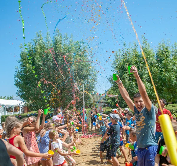 Odesa Rgn Ucraina Luglio 2018 Teenager Bambini Spruzzano Acqua Colorata — Foto Stock