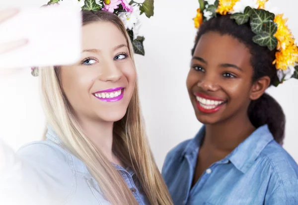 Girls making a selfies, isolated on a white background, studio shoot. — Stock Photo, Image