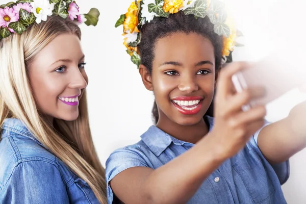 Meninas fazendo um selfies, isolado em um fundo branco, tiro estúdio . — Fotografia de Stock