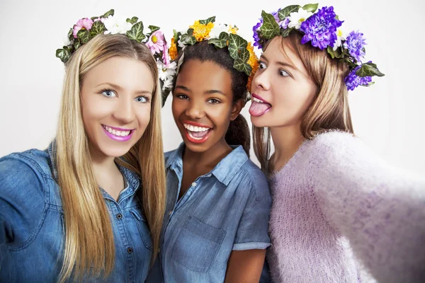 Meisjes maken een selfies, geïsoleerd op een witte achtergrond, studio shoot. — Stockfoto