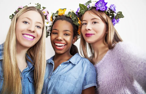 Meisjes maken een selfies, geïsoleerd op een witte achtergrond, studio shoot. — Stockfoto