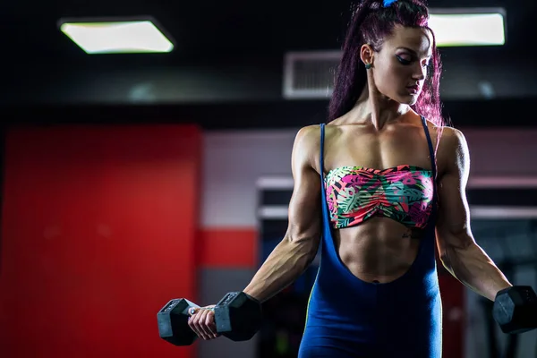 Γυμναστήριο Body Building Workout Γυμναστική Νεαρή Γυναίκα Άσκηση Στο Γυμναστήριο — Φωτογραφία Αρχείου