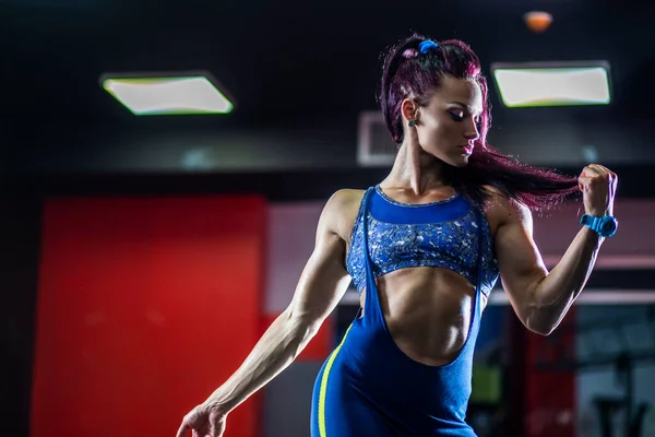 Vücut Geliştirme Egzersizi Spor Salonunda Egzersiz Yapan Genç Bir Kadın — Stok fotoğraf