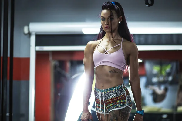 Vücut Geliştirme Egzersizi Spor Salonunda Egzersiz Yapan Genç Bir Kadın — Stok fotoğraf