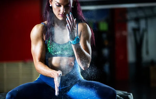 Body Building Workout Fitness Młoda Kobieta Stosująca Kredę Sportową Rękach — Zdjęcie stockowe