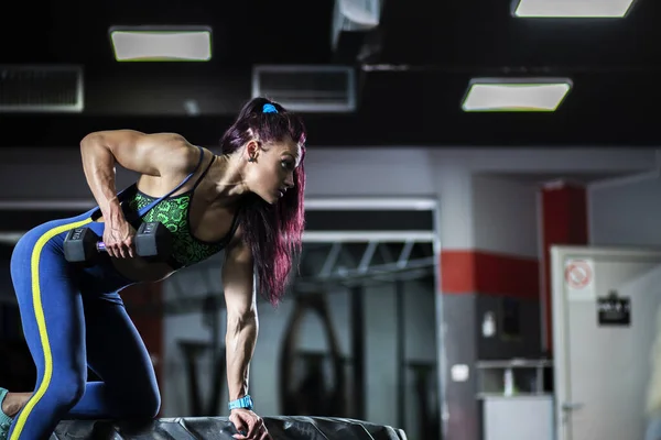 Body Building Workout Fitness Młoda Kobieta Ćwiczy Siłowni Cross Fit — Zdjęcie stockowe