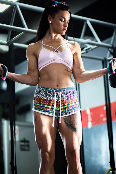 Body Building Workout Fitness Młoda Kobieta Ćwiczy Siłowni Cross Fit — Zdjęcie stockowe