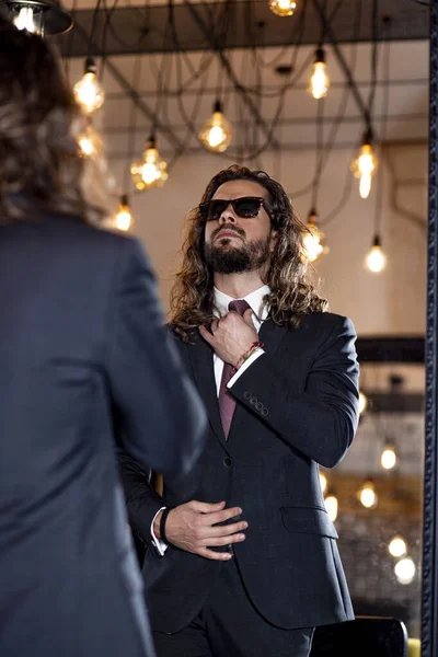 Primo Piano Bellissimo Uomo Con Lunghi Riccioli Capelli Buon Giovane — Foto Stock