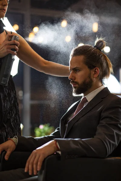 Primer Plano Los Hombres Guapos Pelo Largo Liso Peinado Peinado —  Fotos de Stock