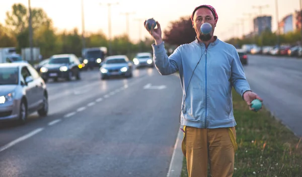 Een Jongleur Die Het Verkeer Werkt Juggler Man Treedt Bij — Stockfoto