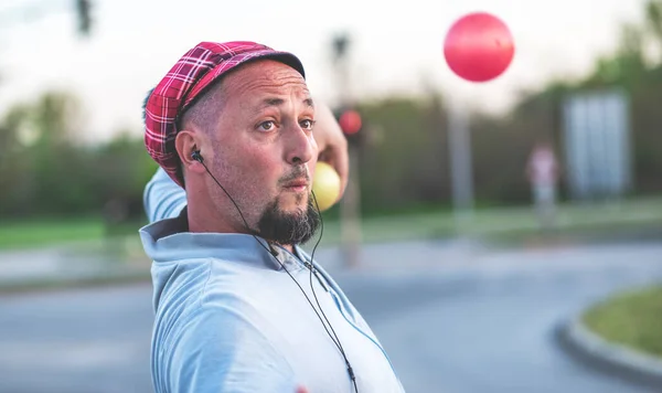 Ένας Ζογκλέρ Που Δουλεύει Στην Κίνηση Juggler Άνθρωπος Εκτελεί Στα — Φωτογραφία Αρχείου