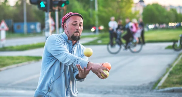 Žonglér Pracující Zácpě Žonglér Vystoupí Semaforu Prezentaci Požádá Řidiče Příspěvek — Stock fotografie
