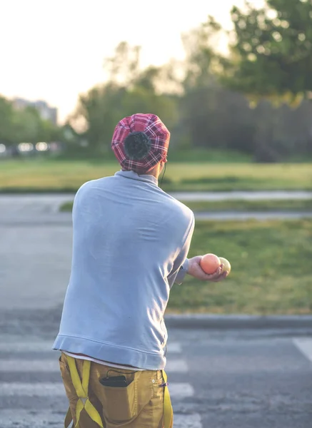 Juggler Working Traffic Juggler Man Performing Traffic Lights Presentation Asks — Stock Photo, Image