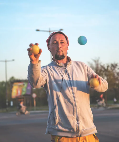 Giocoliere Che Lavora Nel Traffico Giocoliere Esibendosi Semaforo Dopo Presentazione — Foto Stock