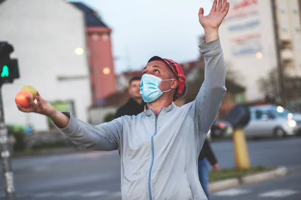 Giocoliere Che Lavora Nel Traffico Giocoliere Esibendosi Semaforo Dopo Presentazione — Foto Stock