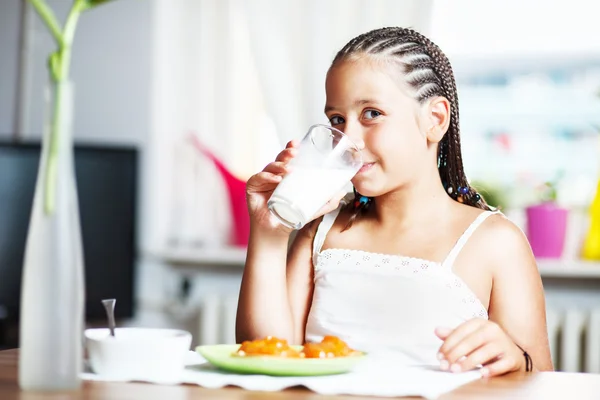 Giovane ragazza bere latte — Foto Stock