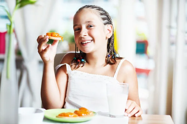 Junges Mädchen frühstückt — Stockfoto