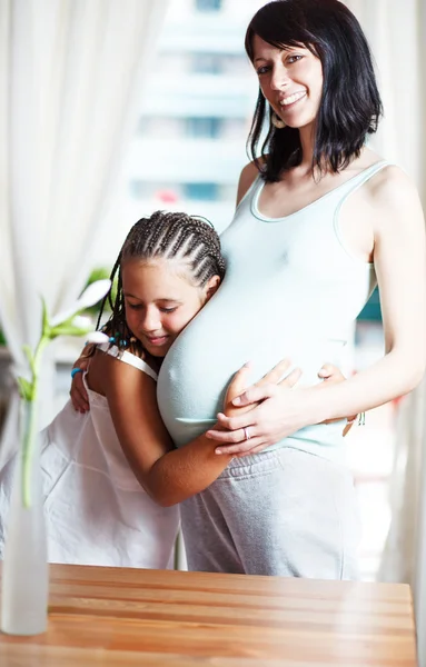 Pregnant mother and daughter — Stock Photo, Image